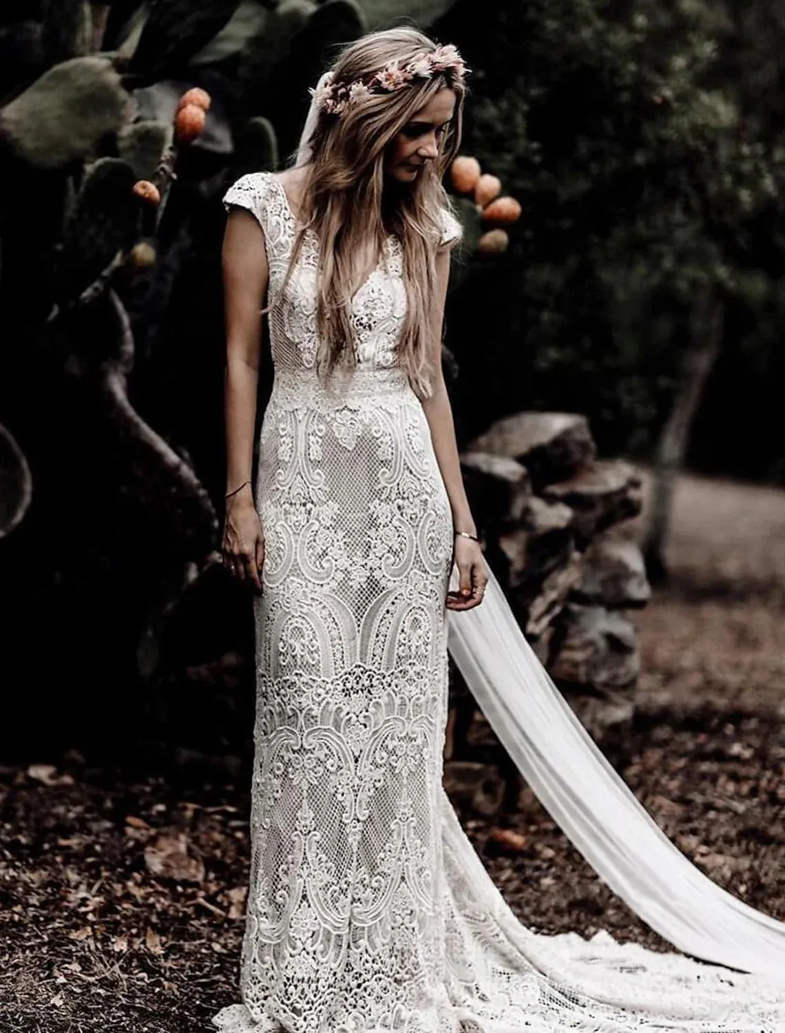 Beach Boho Wedding Dresses Mermaid / Trumpet V Neck Cap Sleeve Court Train Lace Outdoor Bridal Gowns With Appliques Solid Color Summer Wedding Party